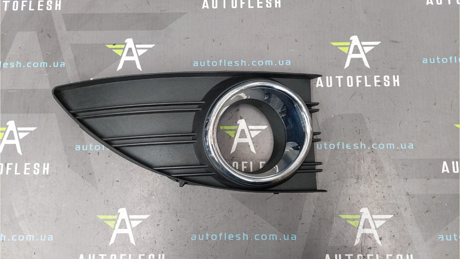 Заглушка бампера правая/ решетка бампера 261A50002R, 261523809R Renault Fluence флюенс бу Заглушка бампера правая/ решетка бампера 261A50002R, 261523809R Renault Fluence флюенс бу